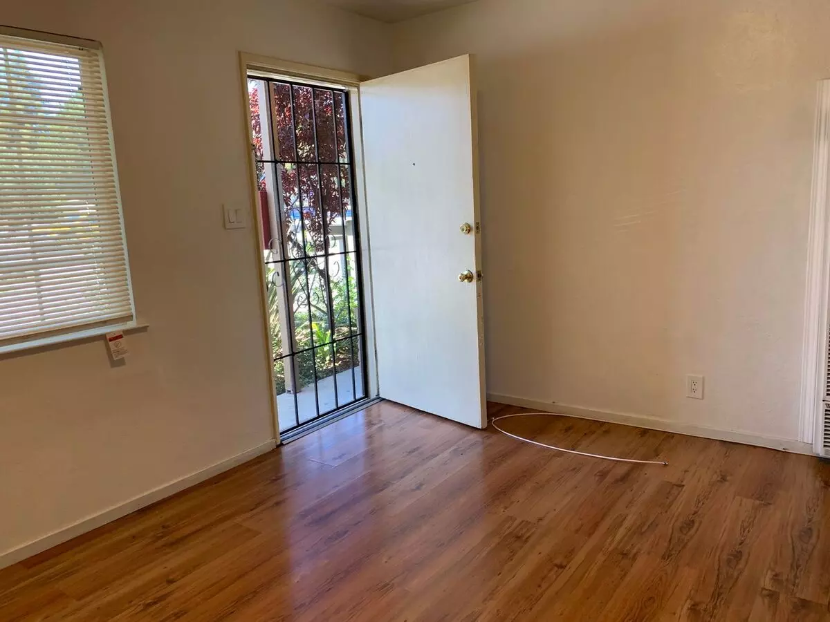 440 N. Fair Oaks Avenue photo 3