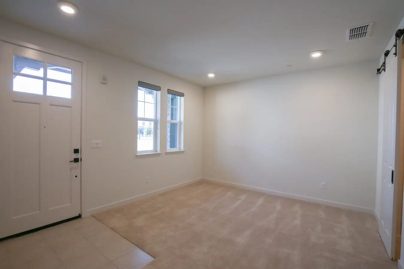 Newer Modern Style Townhome 3 Beds + Den And 2.5+ Baths. Attached Garage. photo 3
