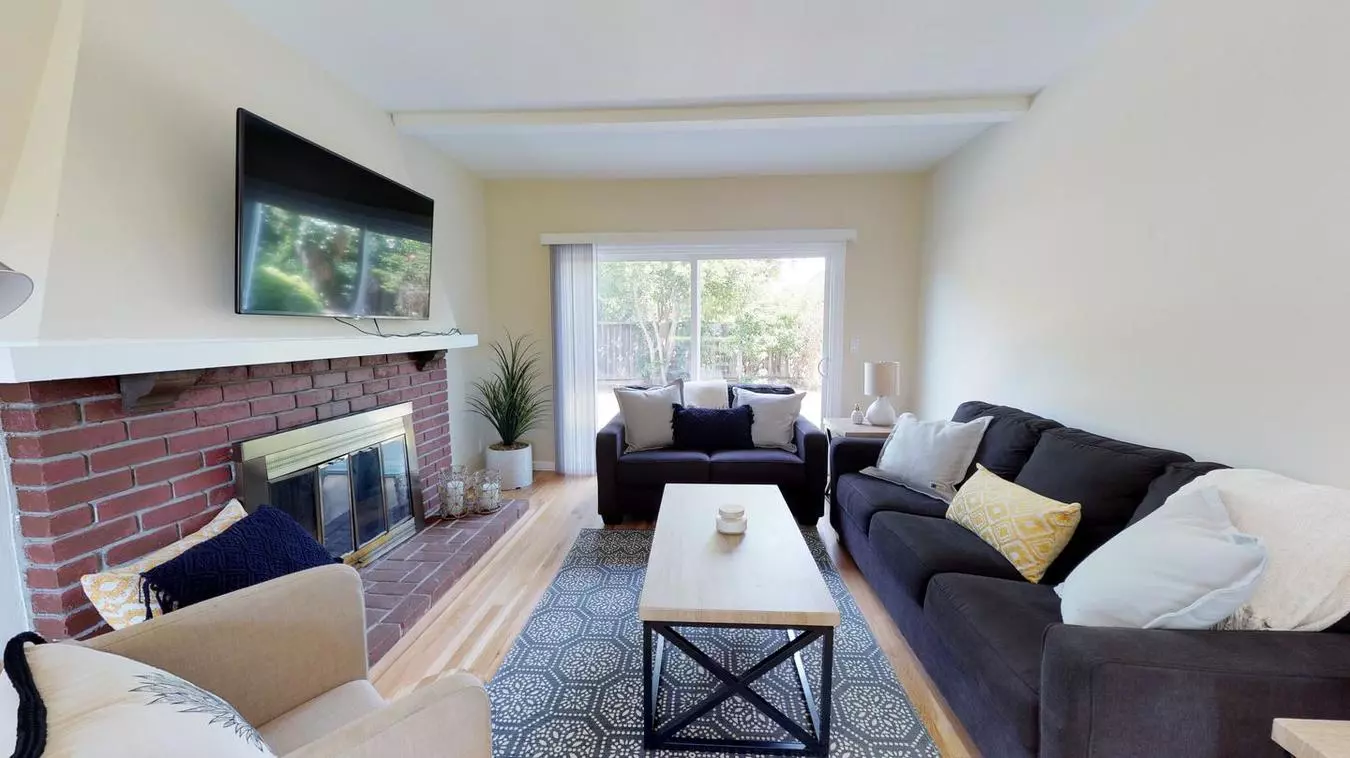 Private Bedroom in Bright Sunnyvale Home With Spacious Backyard photo 2