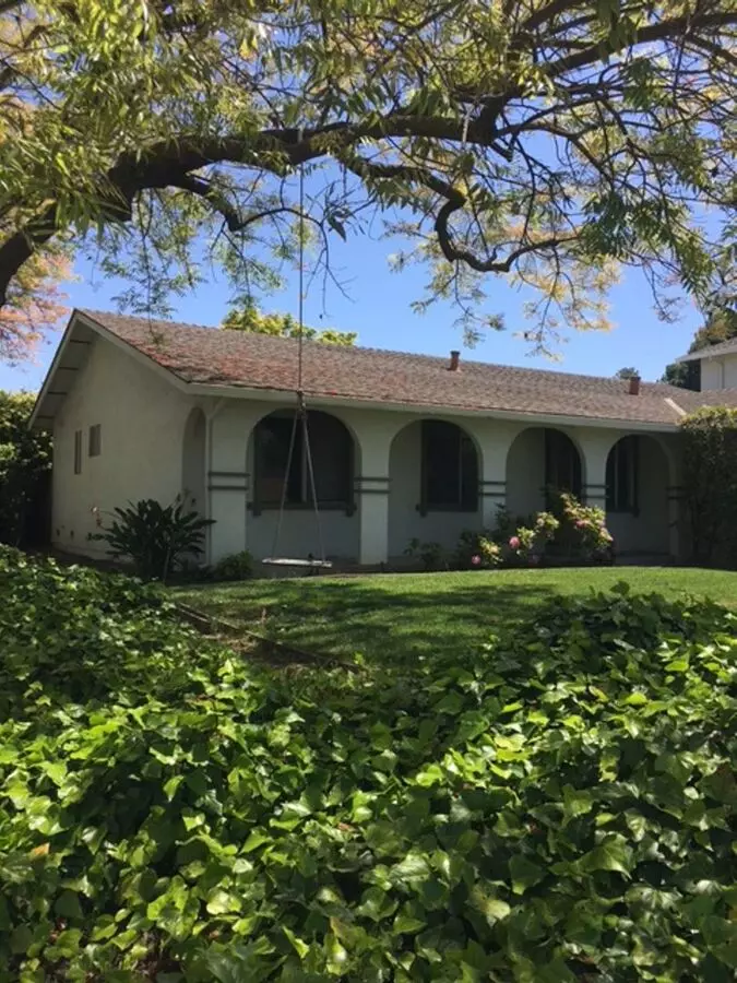 Single Family Home 3 Bedroom 2 Bath Corner Lot photo 2