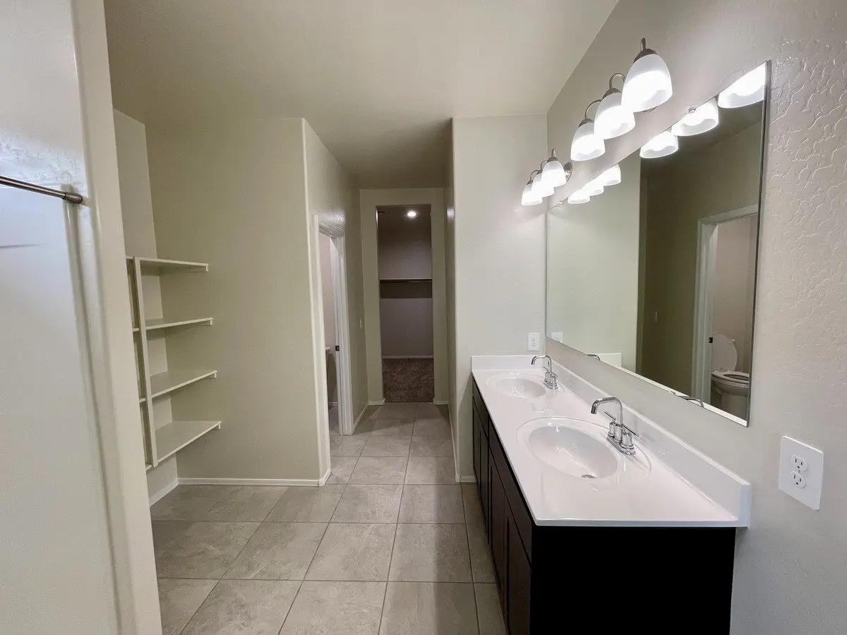 18563 W Desert Hollow Dr photo 5