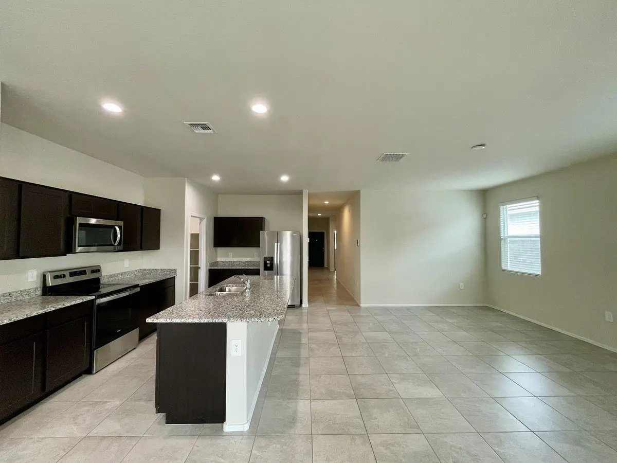 18563 W Desert Hollow Dr photo 2
