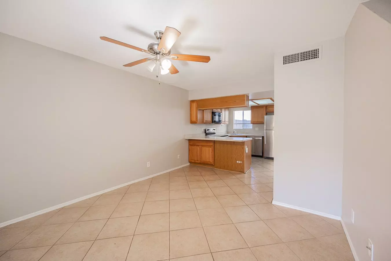 1055 W 5th St Unit 18 photo 4
