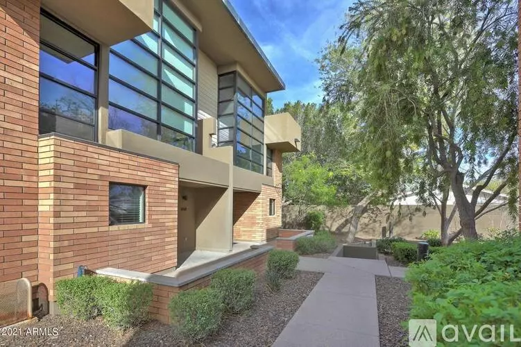 1300 W Fifth Street photo 4