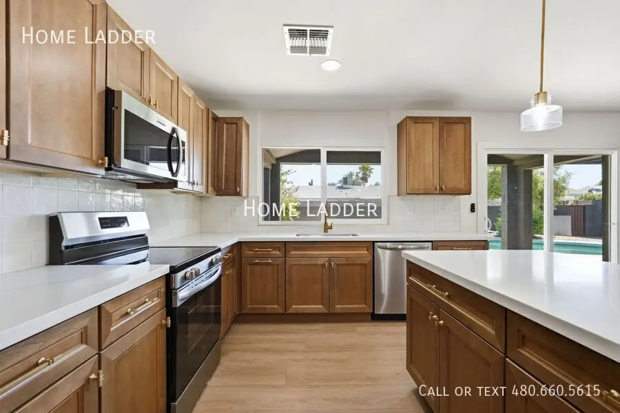 2137 E Cornell Dr photo 2