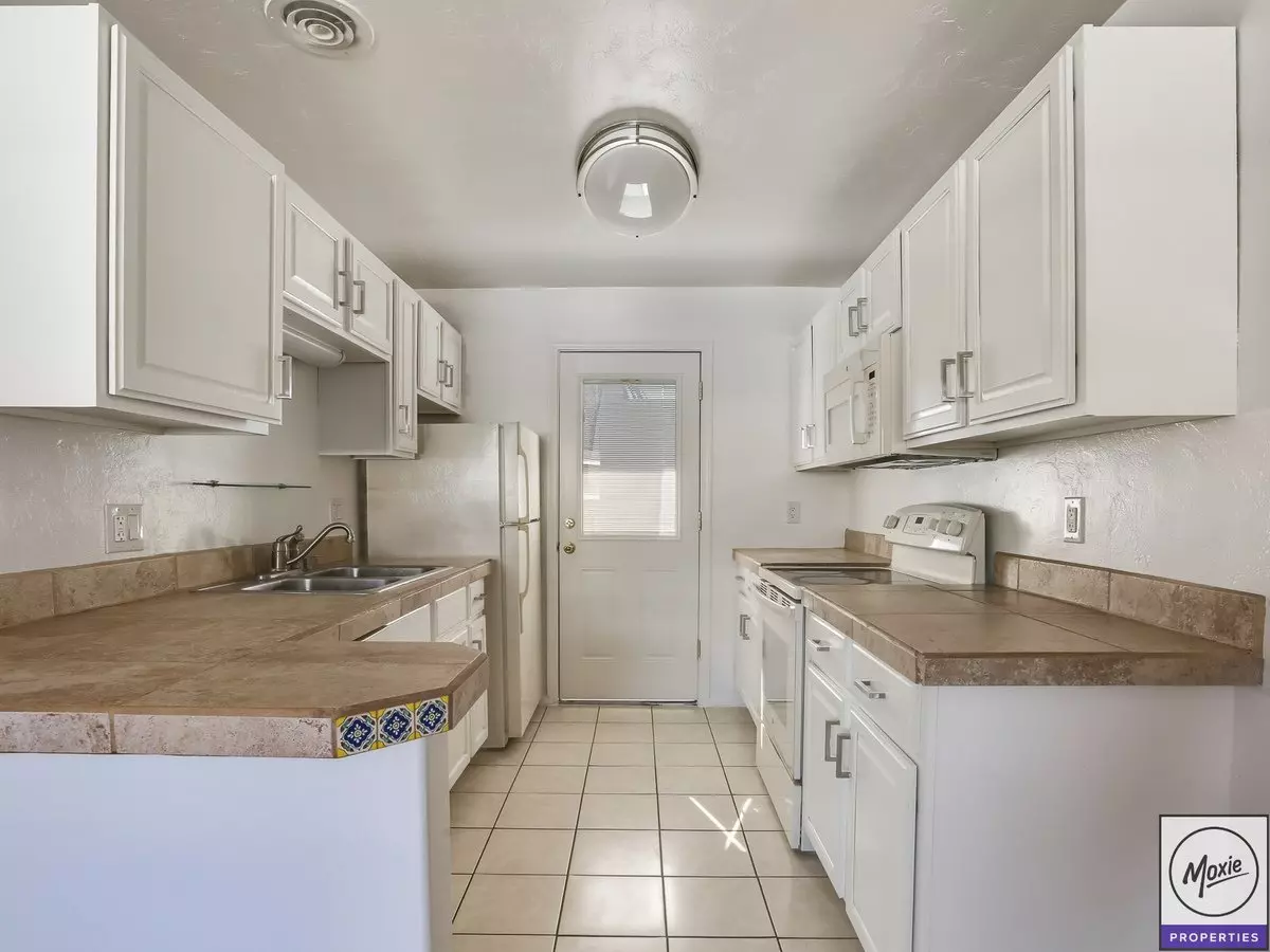 2214 S Granada Dr photo 2