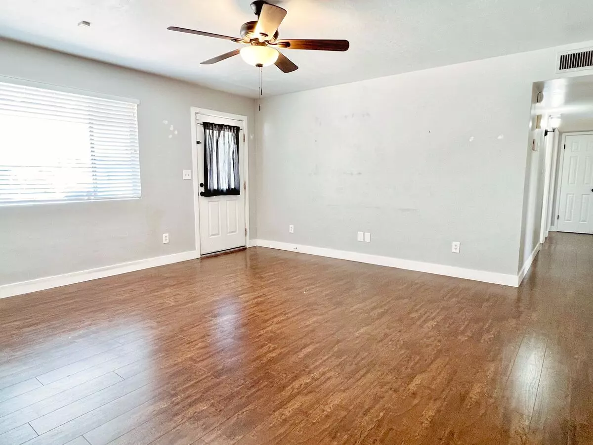 1220 W Romo Jones St photo 2