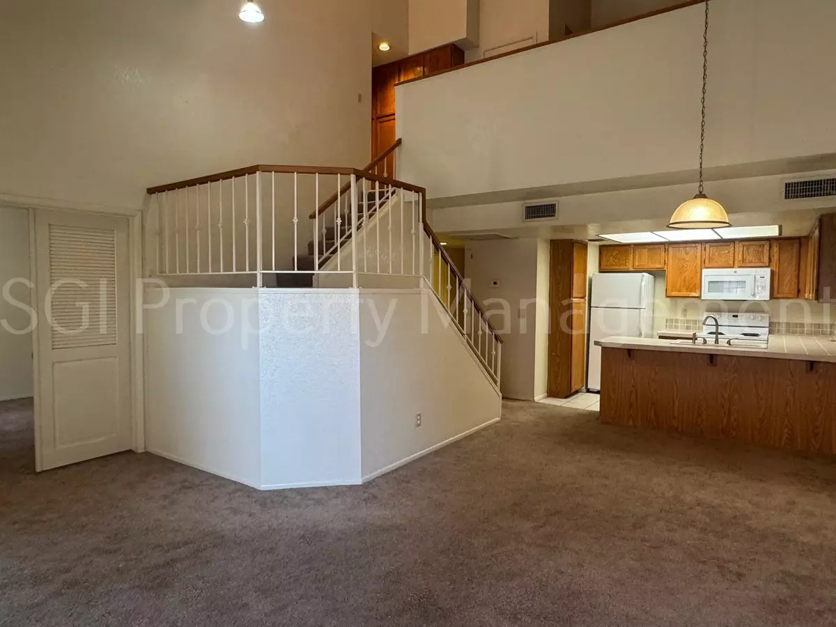 819 N College Ave photo 2