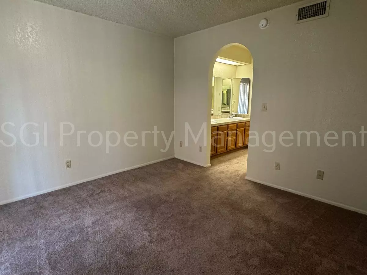 819 N College Ave photo 5