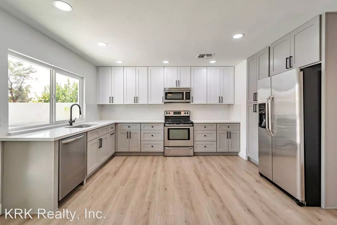 906 W Colgate Dr photo 2