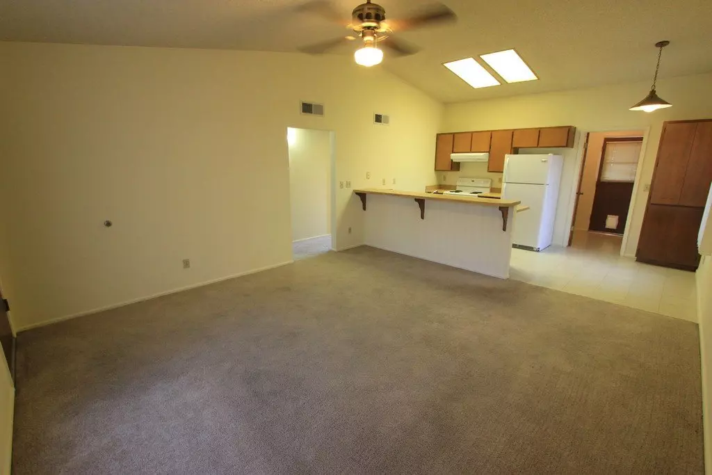 Beautiful, Clean Townhome Apt In Highly Desirable Location!! photo 2