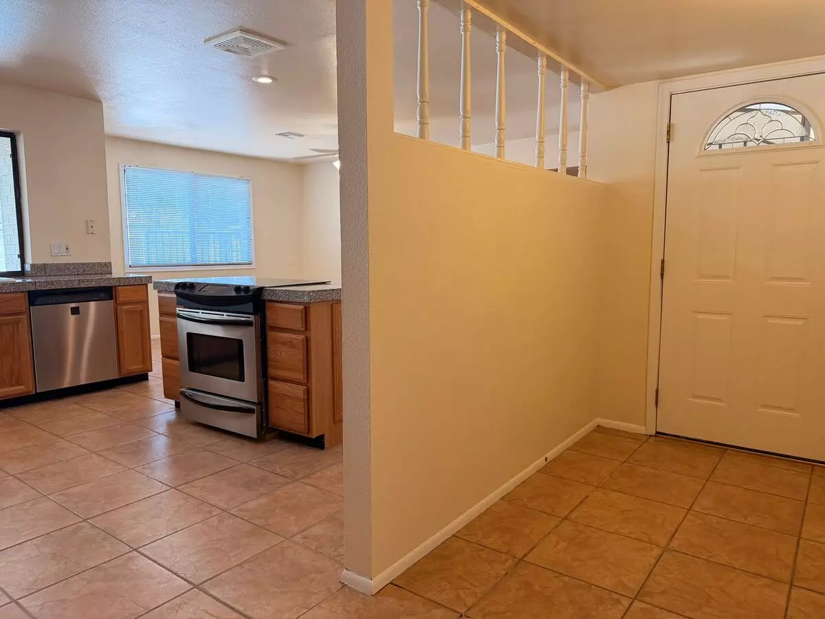 718 E Manhatton Dr Tempe, AZ 85282 photo 4