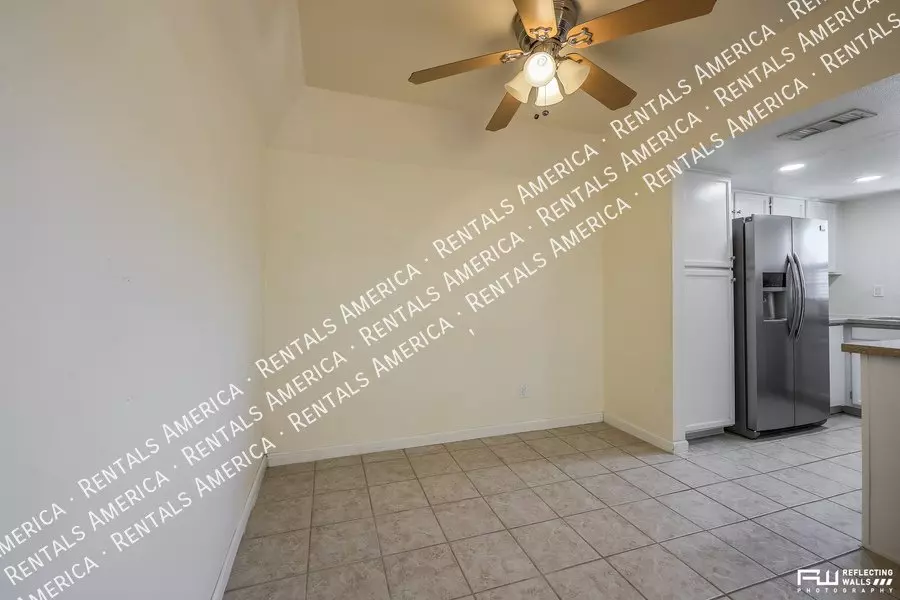 925 N College Ave photo 2