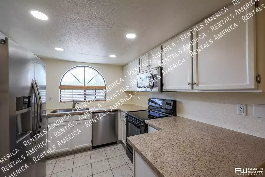 925 N College Ave photo 3