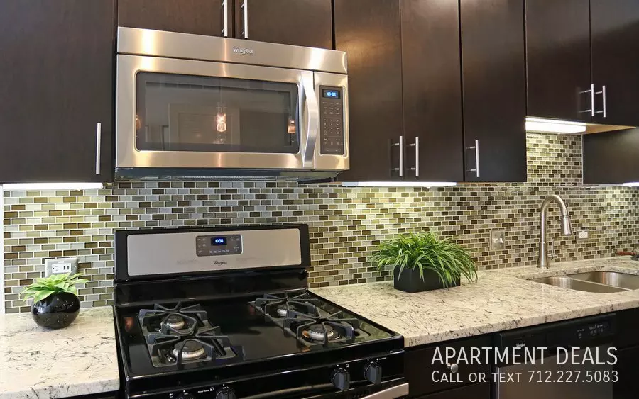 1956 Hughes Landing Boulevard, The Woodlands, TX 77380 photo 3
