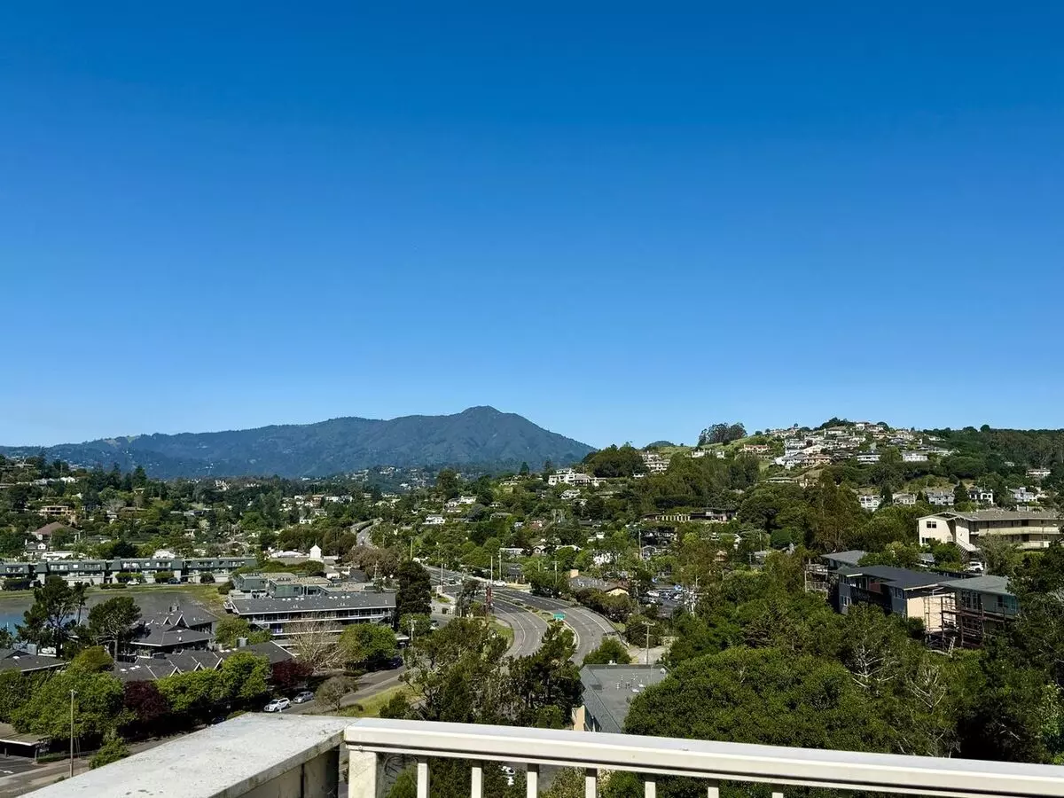 Beautiful Upper 3bd/2ba Unit Plus Bonus Room. Tiburon Condo. Mt.tam Views! photo 2