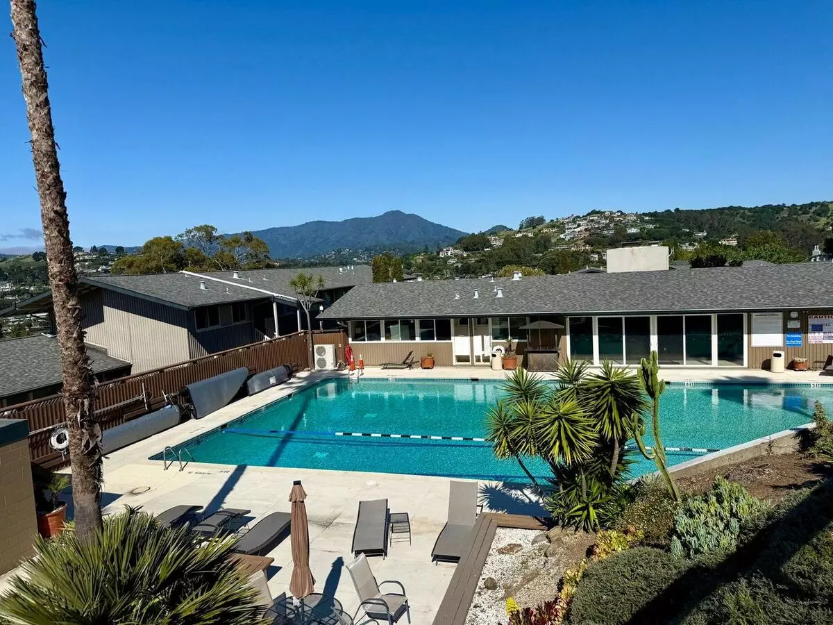 Beautiful Upper 3bd/2ba Unit Plus Bonus Room. Tiburon Condo. Mt.tam Views! photo 3