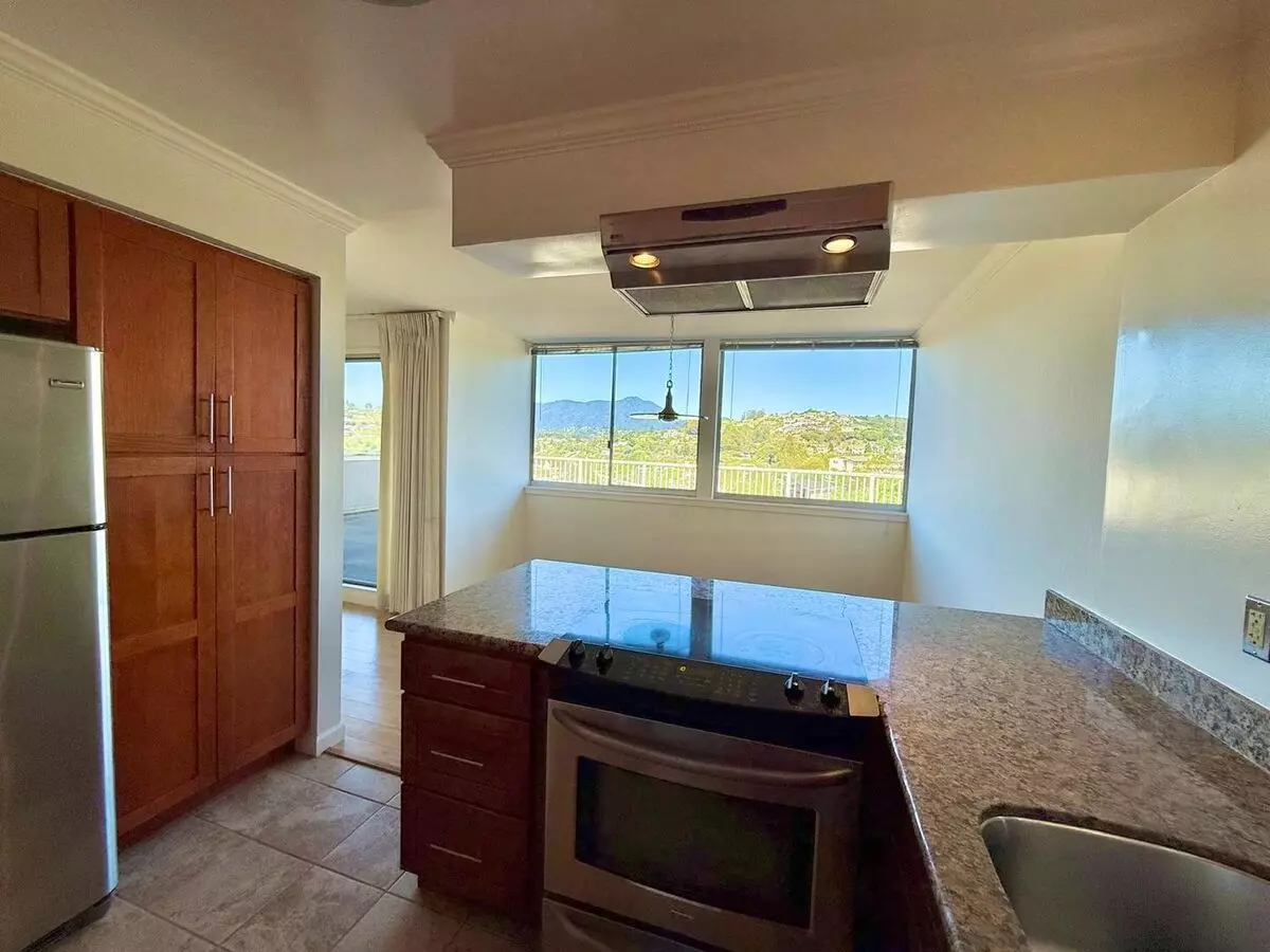 Beautiful Upper 3bd/2ba Unit Plus Bonus Room. Tiburon Condo. Mt.tam Views! photo 5