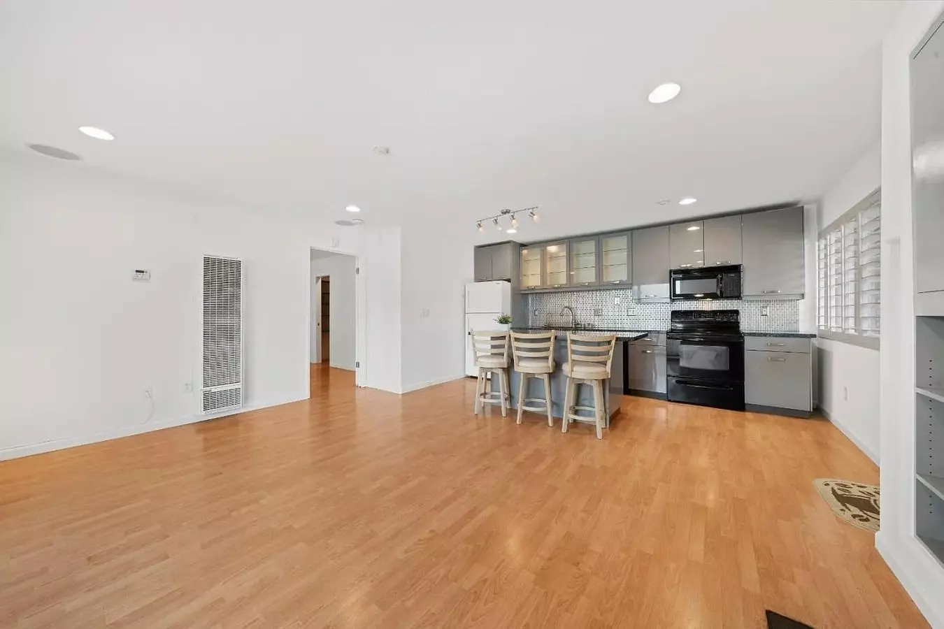 Welcome To This Beautifully Maintained Single-story Home photo 2