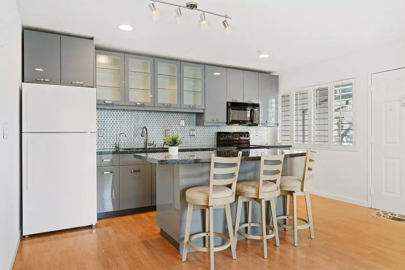 Welcome To This Beautifully Maintained Single-story Home photo 3