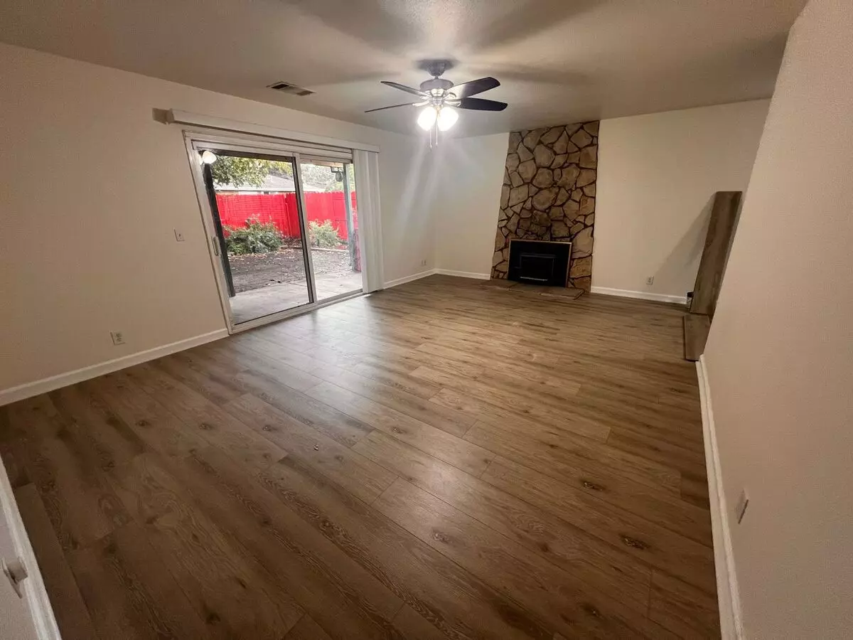 March Move In Special - $400 Off First Month's Rent. Adorable Single-story Home That Has Been Updated photo 3