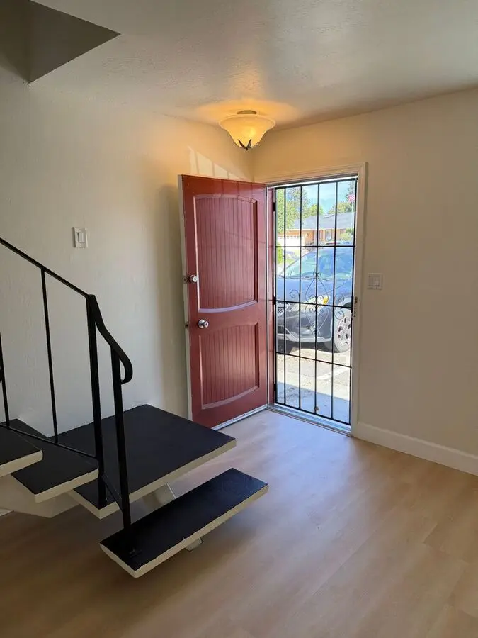 Great Looking Condo In A Nice And Clean Complex photo 2