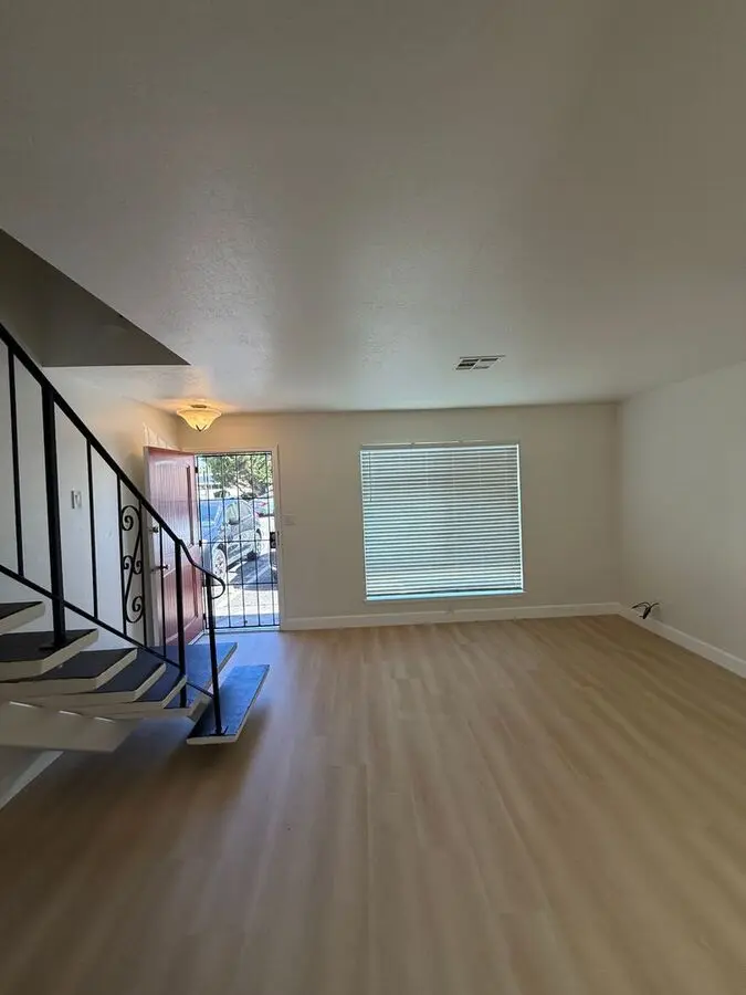 Great Looking Condo In A Nice And Clean Complex photo 3