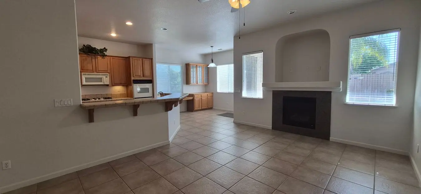 Fabulous One-story Home In Desirable Laurel Creek In Vacaville 4/2 photo 4