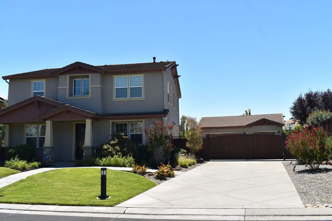 Gorgeous Brand-new Home With Solar, Electric Vehicle Charging, Paid Water/sewer, And Landscape Maintenance Included! photo 3
