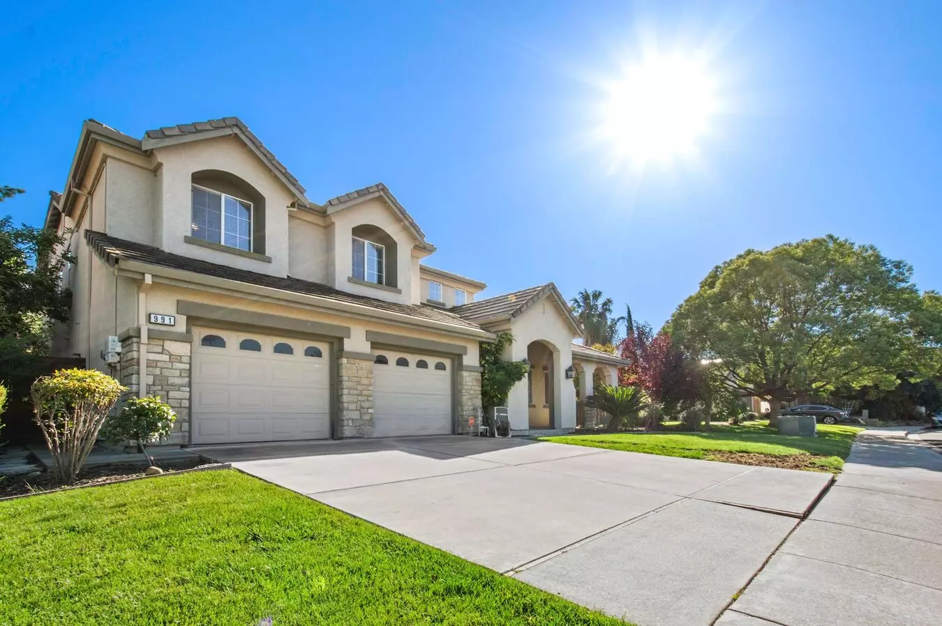 Grand 5-bedroom Estate — Space, Style &amp; Sophistication photo 3