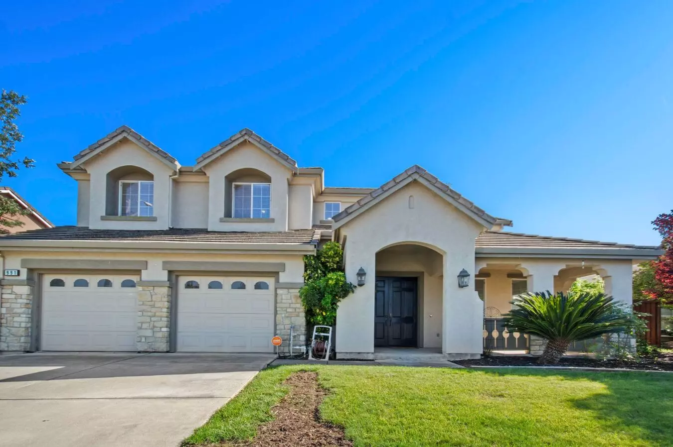 Grand 5-bedroom Estate — Space, Style &amp; Sophistication photo 2