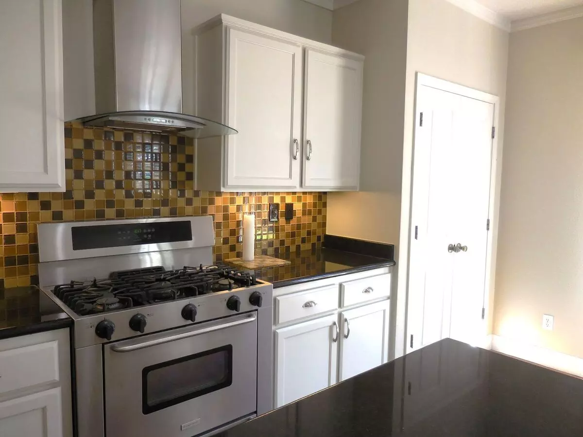 Spacious Single-story Home With Workshop, Rv Parking &amp; Beautiful Backyard – Available Now! photo 4