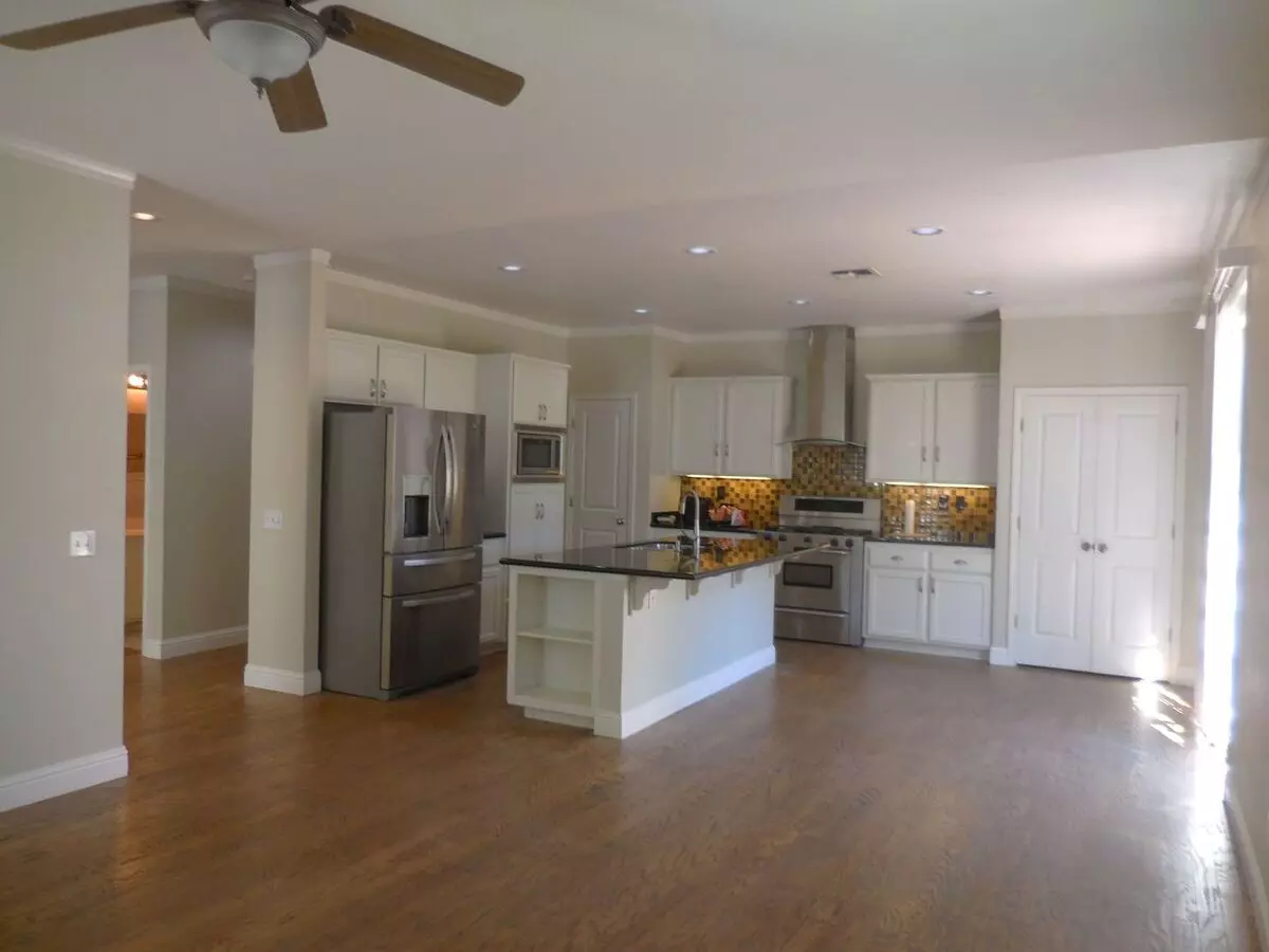 Spacious Single-story Home With Workshop, Rv Parking &amp; Beautiful Backyard – Available Now! photo 2