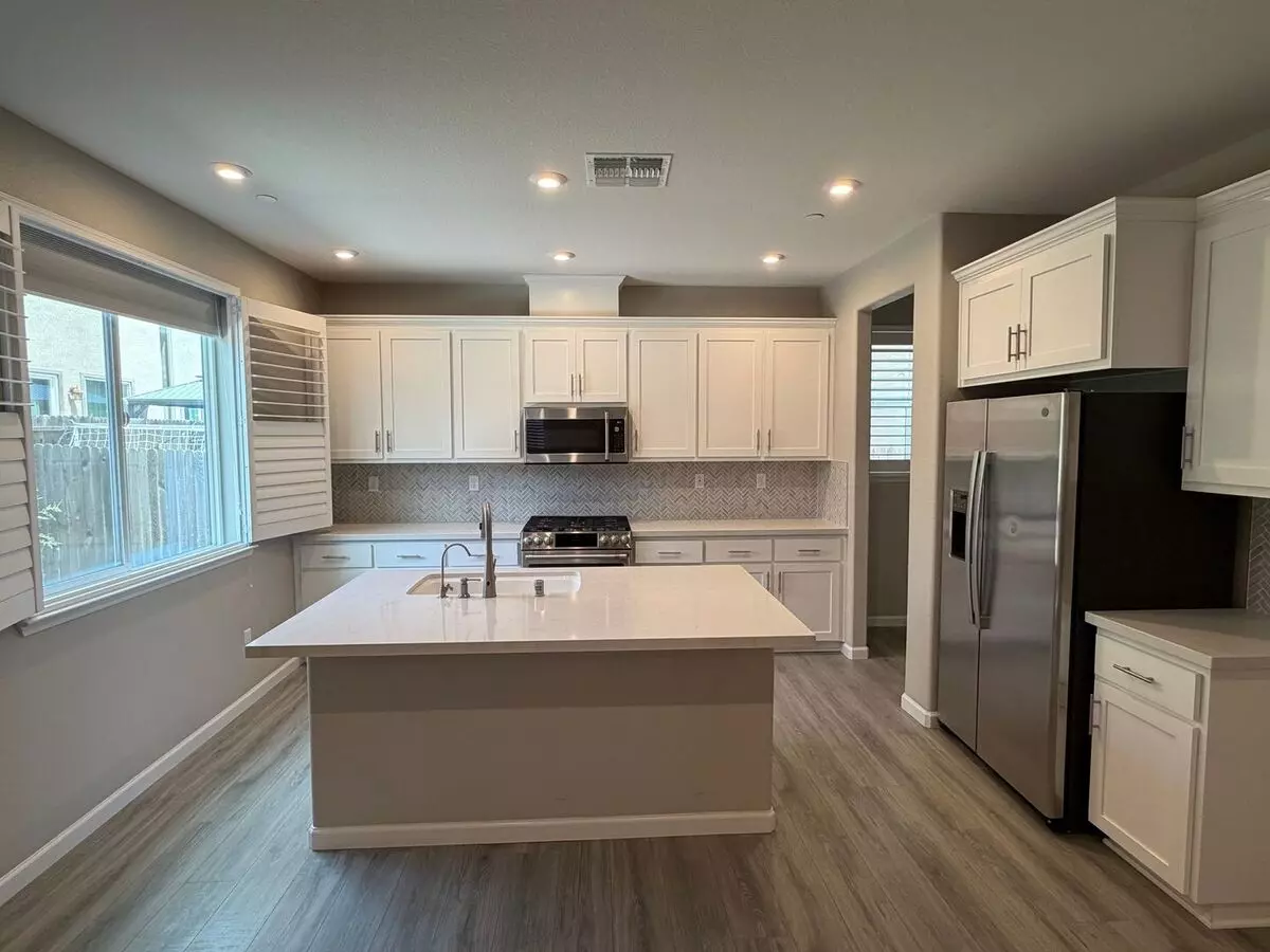 Welcome To 700 Apricot! Located In The Heart Of Vacaville. photo 2