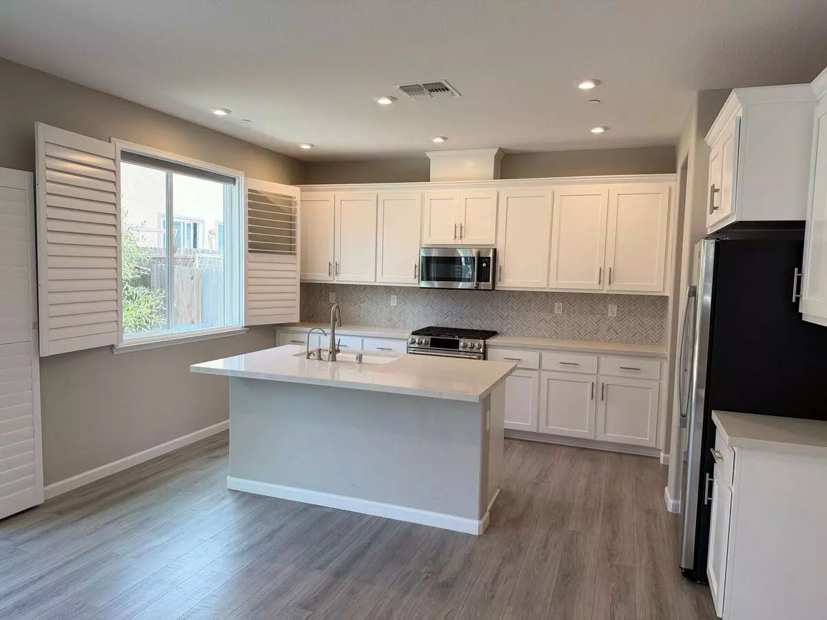 Welcome To 700 Apricot! Located In The Heart Of Vacaville. photo 4