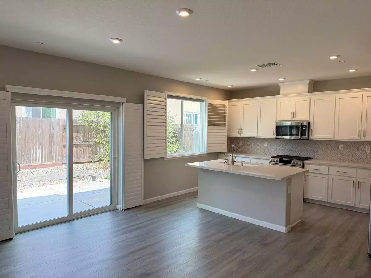 Welcome To 700 Apricot! Located In The Heart Of Vacaville. photo 3