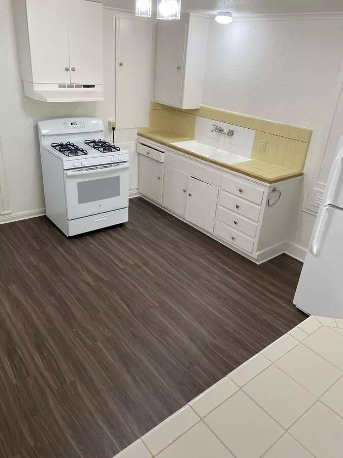 1 Br, 1 Bath, 690 Sq. Ft. Victorian Unit - Close To Ferry Terminal photo 5