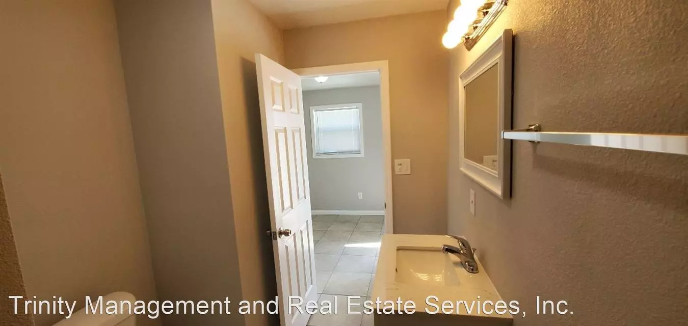 712-714 Gateway Dr photo 4