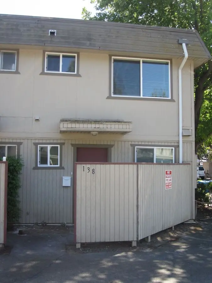 Beautiful 2X Townhome With A Detached Garage