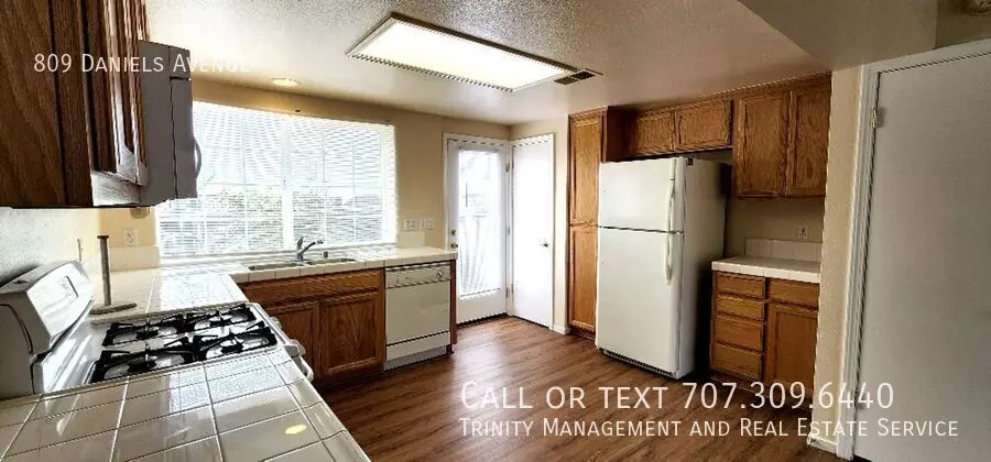 809 Daniels Ave photo 4