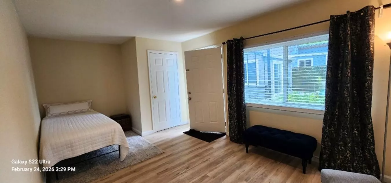 Large Adu Completely Renovated Single Occupancy Unit Semi Furnished photo 3