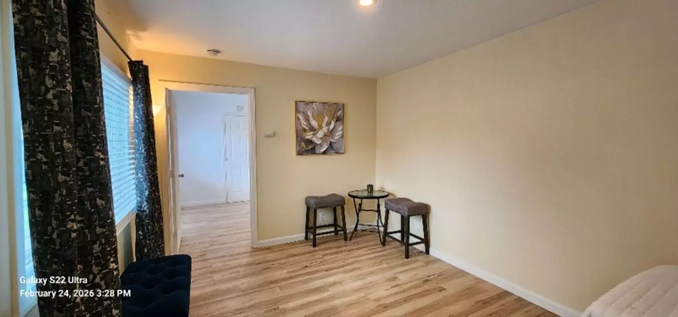 Large Adu Completely Renovated Single Occupancy Unit Semi Furnished photo 5
