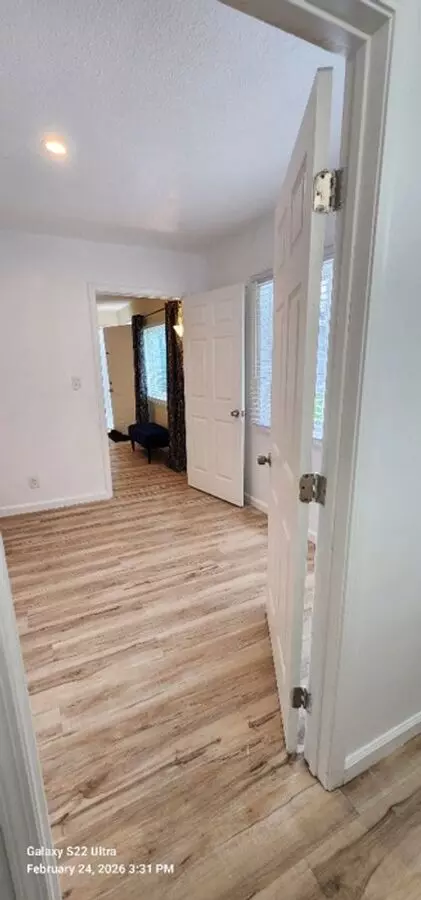 Large Adu Completely Renovated Single Occupancy Unit Semi Furnished photo 4