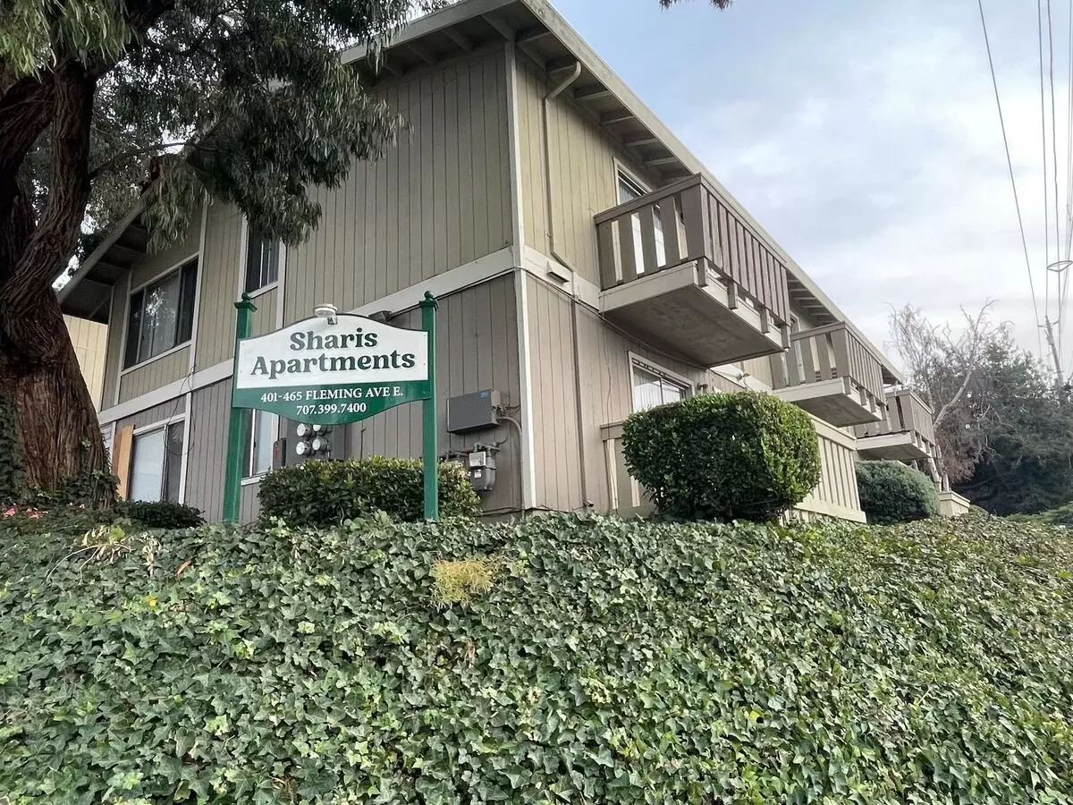 Large Upstairs 2-bedroom With New Carpet &amp; On-site Laundry photo 3