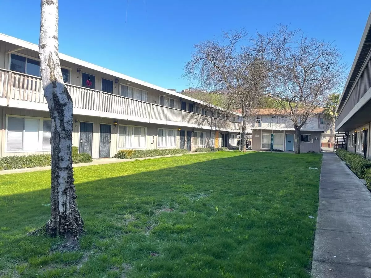 Large Upstairs 2-bedroom With New Carpet &amp; On-site Laundry photo 5