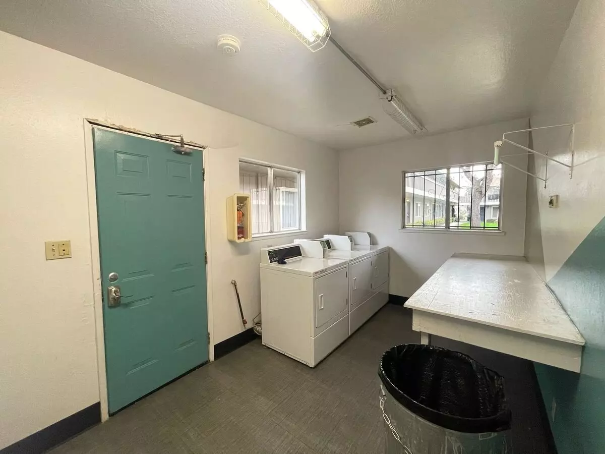 Upstairs Vallejo 1-bedroom With Newer Carpet &amp; On-site Laundry photo 4