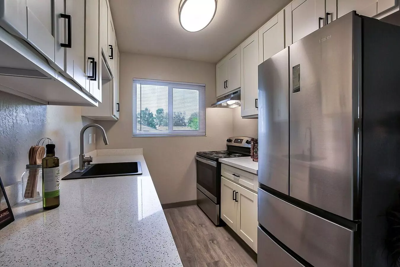 Valencia Terrace Apartments photo 2