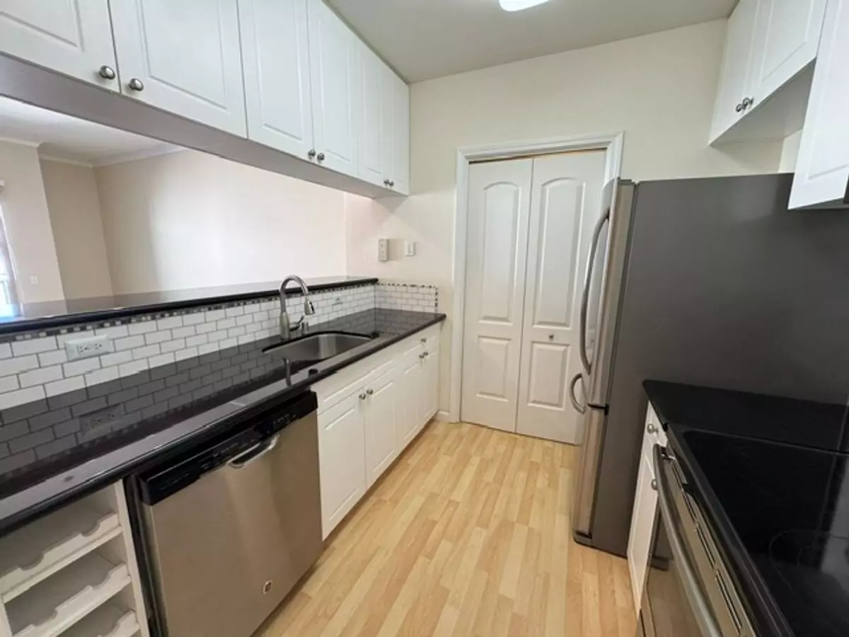 Beautiful 1 Bedroom, 1 Bath Condo Downtown Walnut Creek. In-unit Washer &amp; Dryer! photo 3