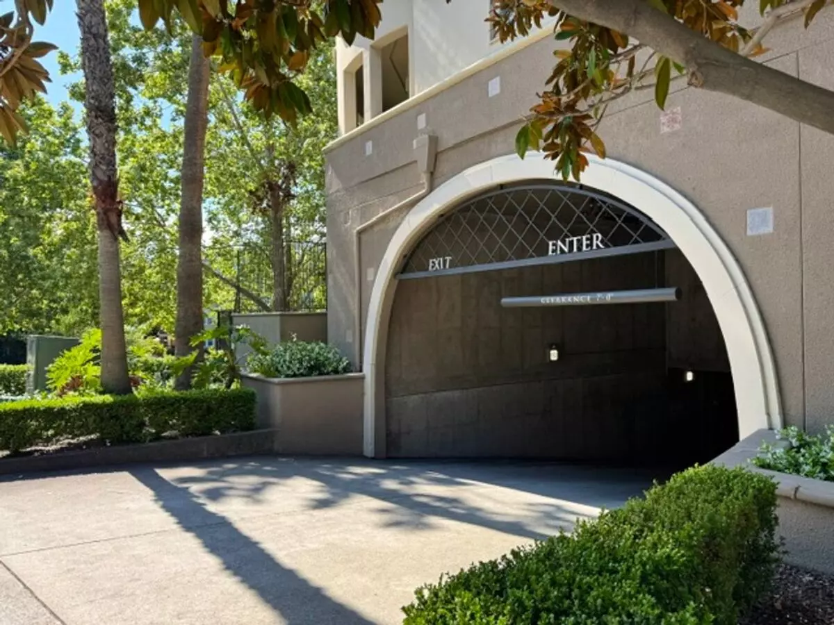 Beautiful 1 Bedroom, 1 Bath Condo Downtown Walnut Creek. In-unit Washer &amp; Dryer! photo 2