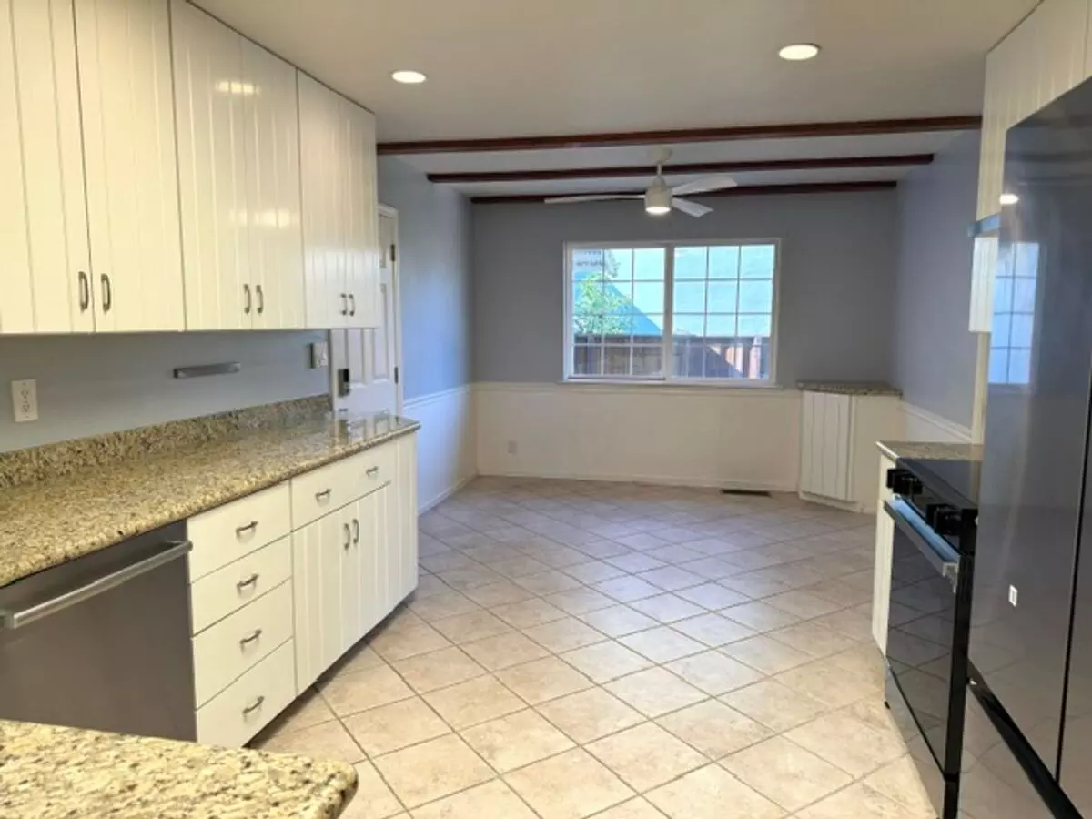 Beautiful 3 Bedroom, 2 Bath Single Level Home In The Woodlands-walnut Creek photo 4